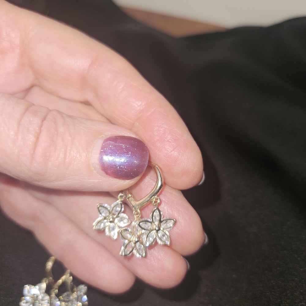 JEWELRY SALE!!!!  Gold Floral Earrings - Picture 2 of 2
